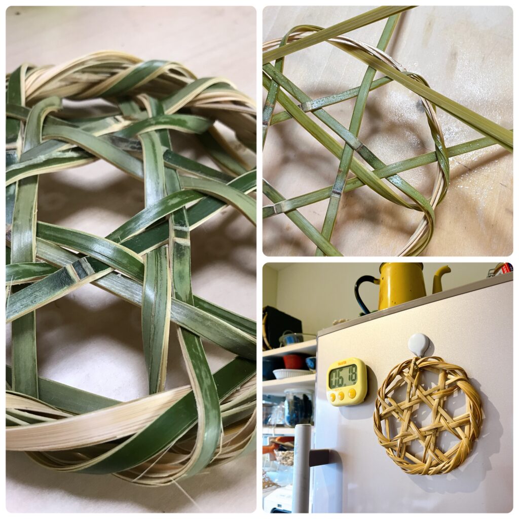 三枚に剥いだ竹ひごで編んだ鍋敷きを、冷蔵庫の扉に掛けている様子。竹の流れと編み模様が美しく見える。